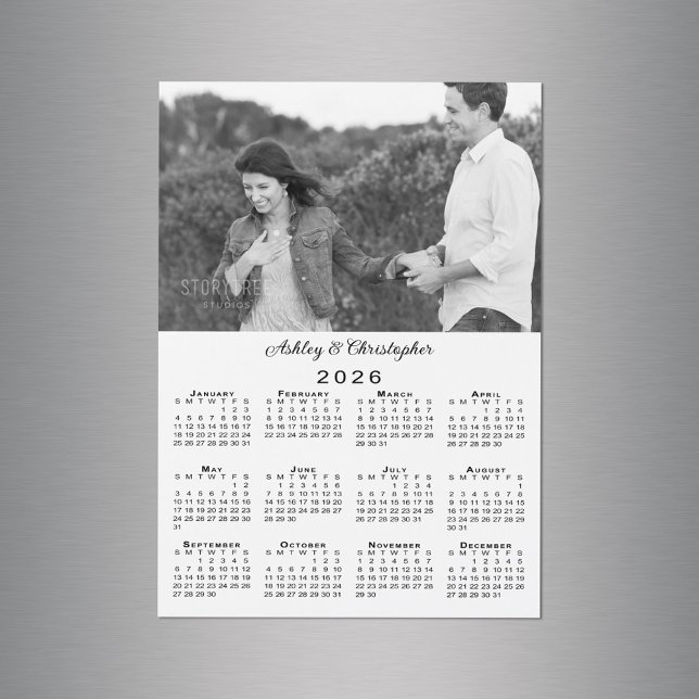 O seu Magnet de Calendário Personalizado 2026 (Your Photo Names Personalized 2026 Calendar Magnet in situ)