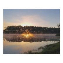 O sol nasce sobre o lago