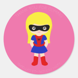 O super-herói caçoa a etiqueta cor-de-rosa da
