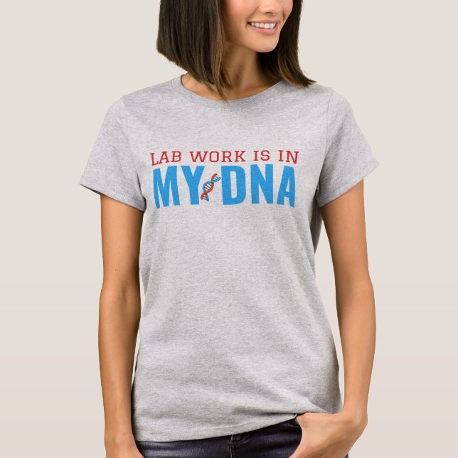 O TRABALHO DE LABORATÓRIO ESTÁ NA MINHA camiseta d (Frente)