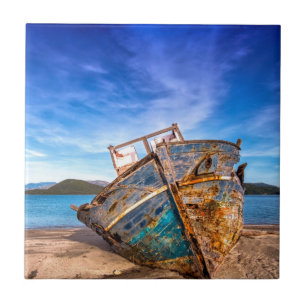 O velho barco azul perto do litoral