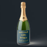 O Vinho Espumante De Bridesmaid É Minha Propósito<br><div class="desc">dama de mini vinho espumante da bridesmaid, dístico da garrafa de vinho de proposta da bridesmaid, adesivos da garrafa de presente da bridesmaid, pares bem com deveres da damada de honra, boneca da festa de solteira, dona de honra, dístico do vinho espumante da ponte, moderno minimalista elegante, azul marinho e...</div>