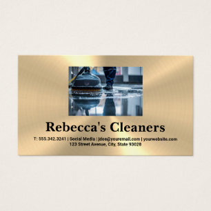 O zelador cortando o chão Saneamento