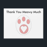 Obrigado impressão de pata de gato coração persona<br><div class="desc">Um cartão postal adorável com uma pata de gato preta e branca com um coração e o texto "Obrigado Meowy Muito". O texto pode ser personalizado para atender às suas necessidades!</div>