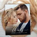 Obrigados Orçamentários Script Cartões de agradeci<br><div class="desc">"Obrigados" Elegante Moderno de Orçamento Script 2 Foto Casamento Obrigado barato cartão fino de baixo orçamento. modelo na moda com um obrigado de casamento que apresenta uma fotografia vertical cheio na frente com um texto sobreposto "Obrigados" numa letra escrita escrita à mão ou num script de tipografia em branco na...</div>