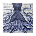 Octopus azul<br><div class="desc">Octopus 3 azul de Fab Funky. Apresenta um polvo azul-roxo com uma página de livro para um fundo.|190413D</div>