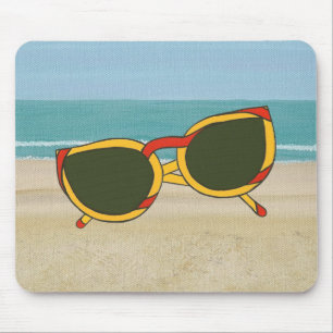 Óculos escuros amarelos vermelhos no Mousepad de p