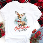 Oh Deer Christmas Está Aqui Retro Christmas<br><div class="desc">Abraçar a temporada de férias com esta adorável camisa de Natal "Oh Deer, O Natal Está Aqui". Com um veado bonito vestido de férias com sotaques festivos, esta camisa adiciona um toque lúdico e nostálgico ao seu guarda-roupa de férias. Perfeito para as reuniões de Natal, dias de inverno confortáveis, ou...</div>
