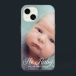 Olá Bebê Foto Chic White Script Personalizado<br><div class="desc">Sobreposição de tipografia branca-chic de Hi Baby e sua linda fotografia de recém-nascidos neste pequeno e simples caso do iPhone 14. Modelo perfeito de foto neutro por sexo para um menino ou menina nesta adorável capa de telefone minimalista.</div>