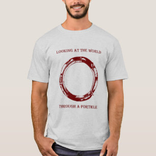 Olhando através de uma camisa de cor portol