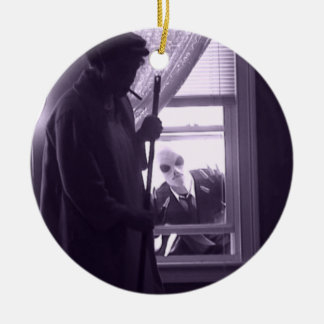 Olhando o ornamento de Bob