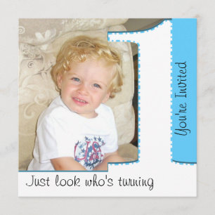 Olhar do menino que está girando 1 convite do