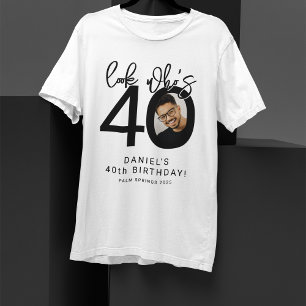 Olhe quem está com Quarenta   Camiseta de Aniversá