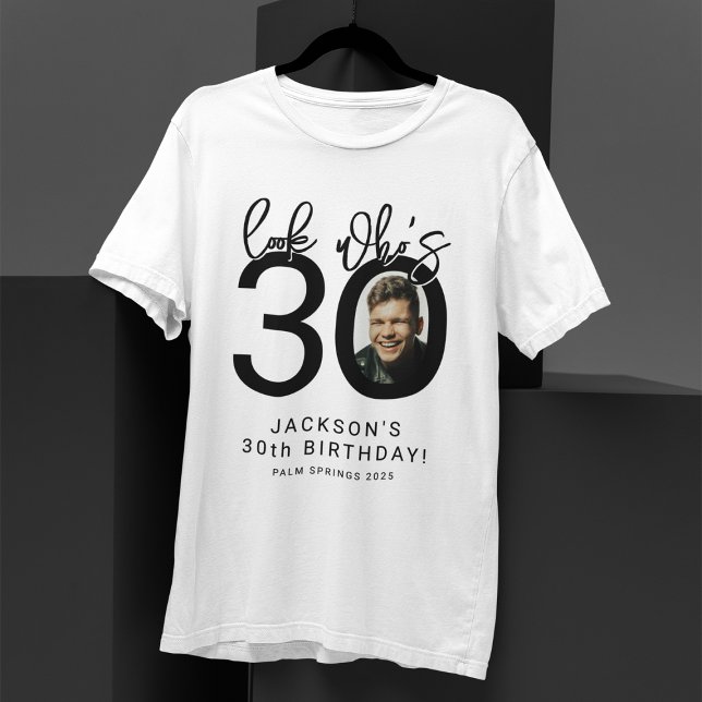 Olhe quem está com Trinta | Camiseta de Aniversári (Criador carregado)