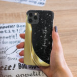 Onda Dourada de Monograma com aparência de metal<br><div class="desc">A design é uma foto e as capas não são feitas com brilho, sequências, metais ou madeiras. Este design também está disponível em outros modelos de telefone. Escolha Tipo de dispositivo para ver outros iPhone, Samsung Galaxy ou Google capas. Alguns estilos podem ser alterados selecionando Estilo se essa for uma...</div>