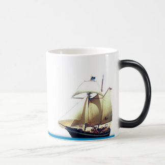 Ondas da caneca do marinho da mudança com escuna