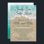 Ondas de Praia Cartão de Recepção Pós-Casamento<br><div class="desc">O dito divertido e alegre, Sandy Toes Salty Kisses, por favor junte-se a nós enquanto o Sr. e a Sra. destacam este convite de recepção de casamento após o evento, sobre um fundo de água turquesa, areia da praia, conchas, estrelas-do-mar e dólares de areia. A parte de trás deste convite...</div>