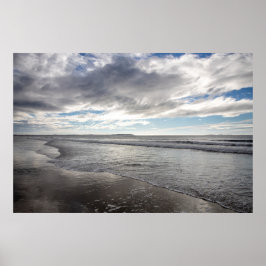 Ondas pacíficas na costa poster