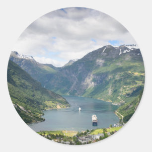 Opinião de Geirangerfjord na etiqueta redonda de