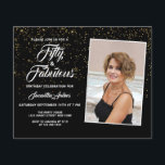 Orçamento 50 e Convite Dourado Fabuloso para Liter<br><div class="desc">Convide amigos e família para uma festa de aniversário 50ª com este convite chique e elegante. Apresenta brilho dourado sobre fundo preto e tipografia na moda branca. Você pode facilmente substituir a foto por uma de suas e personalizar os detalhes.</div>