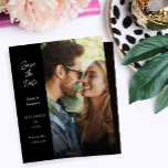 Orçamento Foto e Lado Moderno Salvar Data - Preto<br><div class="desc">** SATIN PAPER É PAPEL FINO. ATUALIZE O PAPEL PARA OBTER UM PAPEL MAIS ESPESADO. TEM UMA OPÇÃO PARA ENVELOPES. *** Economize dinheiro em convites com este convite menor que tem uma opção para envelopes. Prepare seus convidados para o maravilhoso casamento com sua Foto Moderna e Lado Salve a Data...</div>