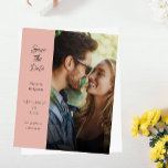 Orçamento Foto e Lado Moderno Salvar Data - Rosa<br><div class="desc">** SATIN PAPER É PAPEL FINO. ATUALIZE O PAPEL PARA OBTER UM PAPEL MAIS ESPESADO. TEM UMA OPÇÃO PARA ENVELOPES. *** Economize dinheiro em convites com este convite menor que tem uma opção para envelopes. Prepare seus convidados para o maravilhoso casamento com sua Foto Moderna e Lado Salve a Data...</div>