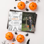 Orçamento Halloween Foto de Aniversário Spooktacul<br><div class="desc">Convites de aniversário modernos para o Dia das Bruxas para qualquer idade! Este design apresenta 6 ilustrações fantasma no estilo do desenho em volta da borda da placa. Dentro no quadro de fantasmas, há um layout tipográfico moderno para exibir o texto do evento. "Venha e junte-se a nós" curvas em...</div>