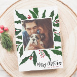 Orçamento Holly e Feliz Natal Foto<br><div class="desc">Mande cartões de natal para amigos e família com amor! Estes cartões de Natal de orçamento apresentam um tema clássico de coloração d'água pintada à mão e bagas vermelhas de inverno. No topo da folhagem de inverno, há um quadro branco em volta da foto de sua escolha. Escolhemos uma forma...</div>