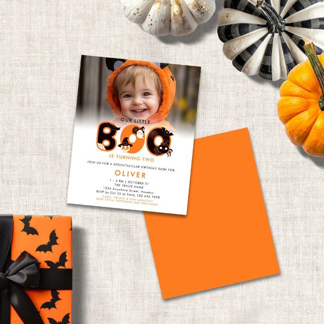 Orçamento Pequeno Boo está virando duas fotos no a (Front and back view)