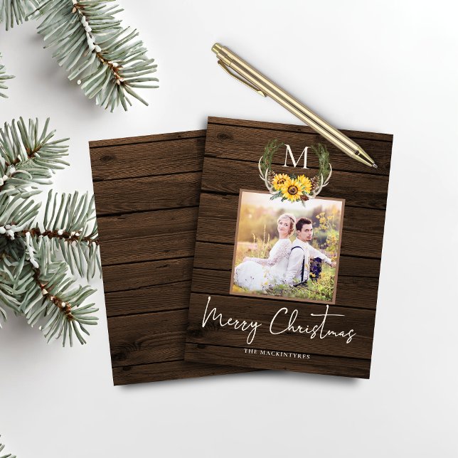 Orçamento Russo Natal Monograma de Girassol Foto (Budget Rustic Christmas Sunflower Monogram Photo Card)
