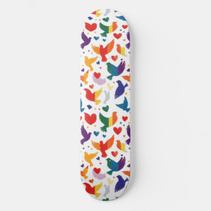 Orgulho gay Rainbow Hearts Doves LGBTQ+ Skateboard