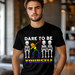 Orgulho LGBT Atreve-se a ser tu próprio a ser mode<br><div class="desc">Este design moderno temático LGBT apresenta o texto "ousar ser você mesmo" em tipografia branca e arco-íris,  acentuada com três esqueletos brancos e um esqueleto arco-íris a abater #LGBT #gay #orgulde #lésbica #transgênero #igure #rainbow #moda #estilo #na moda #halloween #skeleton</div>