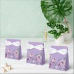 "Ornament roxo e caixa de favoritos de folhetos"<br><div class="desc">Adicione charme festivo às suas comemorações com esta caixa de favor de feriado roxo! Apresentando um adorável ornamento e padrão de sinos com estrelas e verde, esta caixa é perfeita para festas de Natal, casamentos ou encontros sazonais. Ideal para segurar doces, biscoitos ou pequenos doces, traz um toque de alegria...</div>