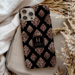 Ornamentado Cor damasco Rosa preto Dourado<br><div class="desc">Esta capa de telefone apresenta um padrão de vintage do ornamentado damask em ouro sobre um fundo preto. Personalize-o com o seu nome e nome iniciais na fonte serif,  enquadrado por um quadrado de ouro preto e rosa.</div>