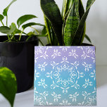 Ornamentado Elegante de Mambre Púrpura de Pastel I<br><div class="desc">Design decorativo elegante com ornamentos brancos num prato pastel iridescente a fundo gradiente teal.</div>