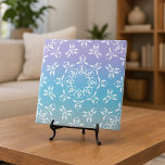Ornamentado Elegante de Mambre Púrpura de Pastel I<br><div class="desc">Design decorativo elegante com ornamentos brancos num prato pastel iridescente a fundo gradiente teal.</div>