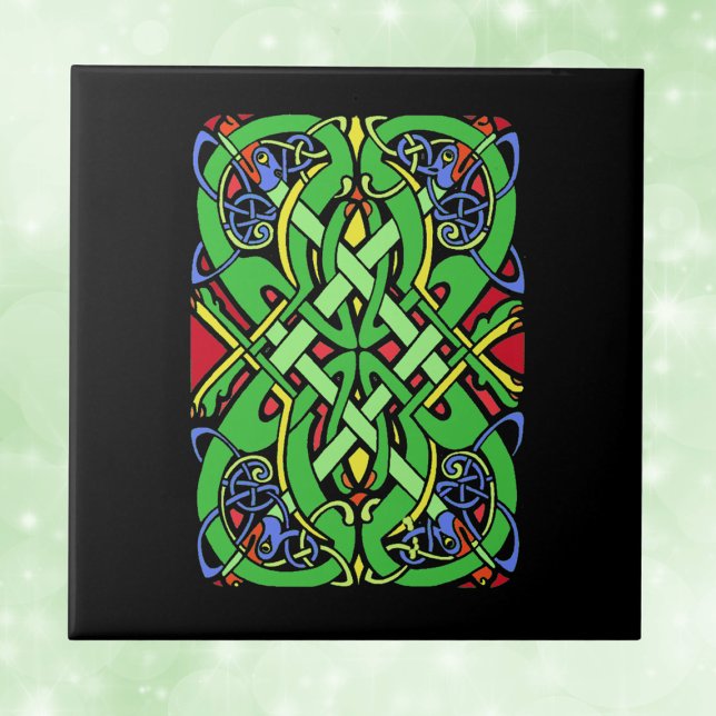 Ornamentado Irlandês Celtic Knot (Ornate green blue red Celtic Irish Knot with snake heads on black decorative ceramic tile.)