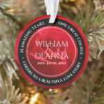 Ornamento 15 26º Rosa de Casamento<br><div class="desc">Celebre o 15, 26º ou 36º aniversário de casamento do rosa com este ornamento de na moda! As letras brancas elegantes sobre um fundo de rosa vermelha romântico acrescentam um toque memorável para esta ocasião especial e um marco (extraordinário). Personalize com nomes de casais, datas de casamento e mensagens de...</div>