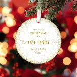 Ornamento 1rua de Natal Sr. e Sra. Dourada Glitter Wreath Fo<br><div class="desc">Comemore o seu primeiro Natal envolvido com este deslumbrante quadro de fotos do Sr. e da Sra. dourada. A design de coroa sombria adiciona um toque de glamour às suas memórias de feriado enquanto você aguarda seu futuro juntos.</div>