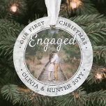 Ornamento 2 Foto 1rua Faux Marble Elegante Envolvido no Nata<br><div class="desc">Celebre o feliz feriado de 1rua do seu noivado com uma foto personalizada de 2 "Our First Christmas Engaged" em torno de um ornamento acrílico de mármore falso. Todo o texto e as imagens neste modelo são simples de personalizar e podem ser diferentes ou iguais na frente e no verso.(DICA...</div>