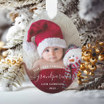 Ornamento 2-Foto Avós Primeiro Escrito Branco de Natal<br><div class="desc">Ajudem-nos a celebrar o seu primeiro neto com este belo ornamento moderno do keepsasawn. O texto branco lê "Nosso primeiro Natal como avós", com a palavra "avós" em elegante manuscrito com flores antes e depois. O verso oferece espaço para uma segunda foto de sua escolha com a mesma sobreposição de...</div>