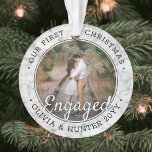 Ornamento 2 Noivado Fotográfico 1rua Faux Marble Natal<br><div class="desc">Celebre o feliz feriado de 1rua do seu noivado com uma foto personalizada de 2 "Our First Christmas Engaged" em torno de um ornamento acrílico de mármore falso. Todo o texto e as imagens neste modelo são simples de personalizar e podem ser diferentes ou iguais na frente e no verso.(DICA...</div>