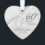 Ornamento 60º Aniversário do Casamento de Diamante<br><div class="desc">60º Aniversário do Casamento de Diamante Keepsasasasasakornment. Este belo ornamento será atingido por esse casal especial ou pessoa(s). Também funcionaria bem para qualquer outro evento ou ocasião, como um noivado, casamento, aniversário, graduação, aposentadoria, etc., simplesmente mudando a redação. Um design moderno pronto para você personalizar. Se necessário, você pode remover...</div>