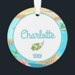 Ornamento Adicione nome Tartarugas marinhas Tropical Beach T<br><div class="desc">Adicione as tartarugas marinhas Tropical Beach Trabalho de arte Ornament apresenta um tema oceânico submarino nadando com peixes e tartarugas marinhas! Adicione este ornamento original de arte à sua árvore de Natal de férias este ano para iluminar suas decorações de inverno com um pouco de praia e cores brilhantes de...</div>