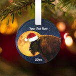 Ornamento American Bison, Full Moon e Santa Hat<br><div class="desc">Um búfalo americano vestindo um chapéu de Papai Noel está sob um céu noturno estrelado e uma lua brilhante de cheio.</div>