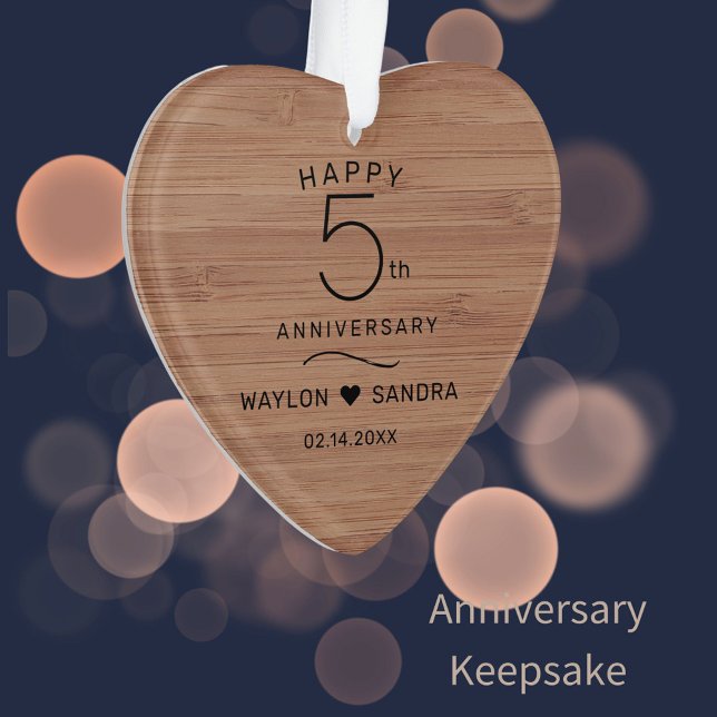 Ornamento Aniversário de Casamento do Presente de Madeira 5  (Bamboo wood look for 5th wedding anniversary milestone keepsake.)