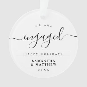 Ornamento Anúncio de Noivado com Letra de Caligrafia Elegant