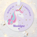 Ornamento Arco-Íris Unicórnio Púrpura de Natal Mágico<br><div class="desc">Este ornamento monocórnico personalizado apresenta um lindo design de unicórnio arco-íris,  branco,  com flores e falsas estrelas douradas. Personalize-o com um nome.</div>