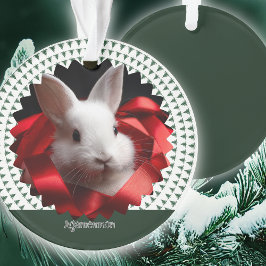 Ornamento Árvore de Natal com coelho branco e fita vermelha