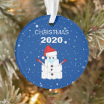 Ornamento Árvore de Natal do Funny Toilet Roll Snowman 2020<br><div class="desc">2020 foi um ano e tanto! Este será um natal como nenhum outro, espalhar risos com um sorriso divertido de árvore de natal do vírus corona. Apresentando o texto "Natal, 2020". Um bonitinho bonitinho feito de uma torre de rolos de banheiro, vestindo uma máscara facial, um chapéu de santa, termômetros...</div>